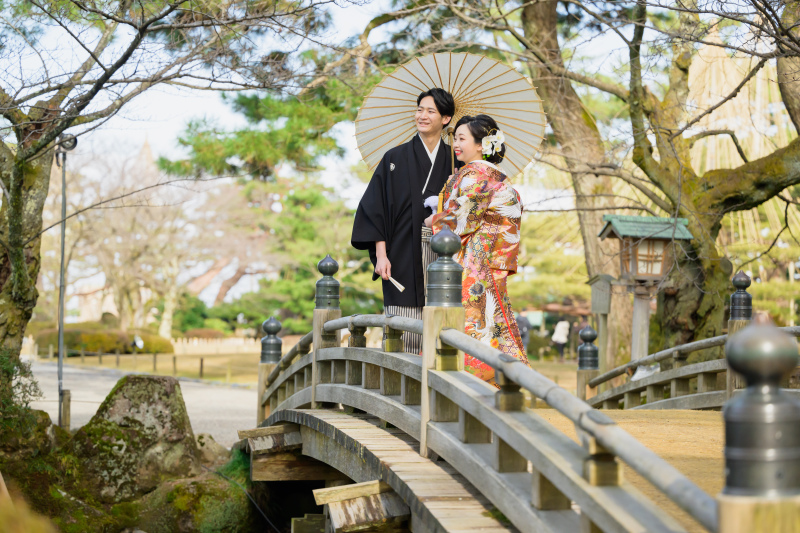 橋の上で
