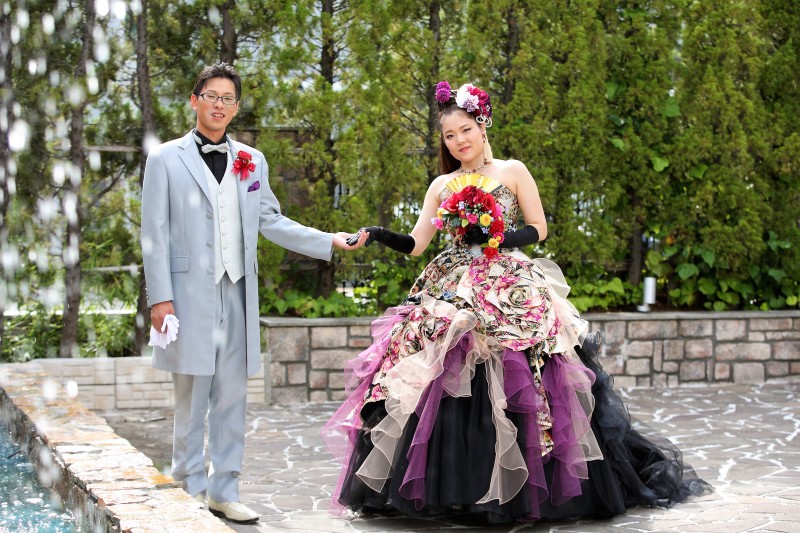 滝のしぶきの中