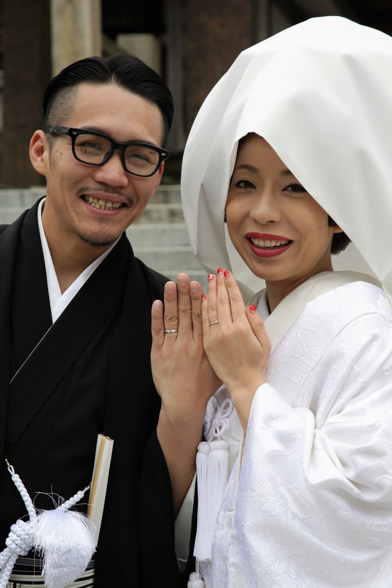 白無垢に赤のネイル