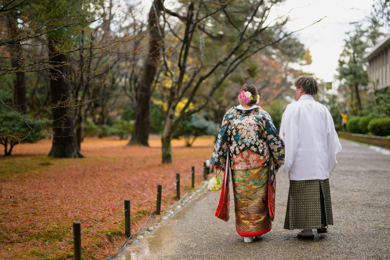 落ち葉が残る中