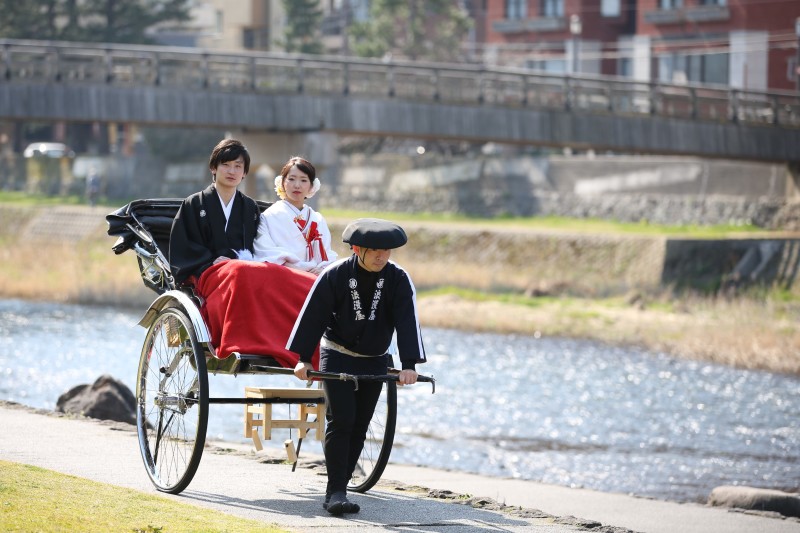 朝野川は人力車で