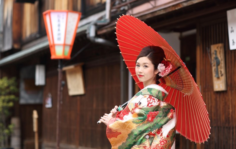 和傘は必需品です