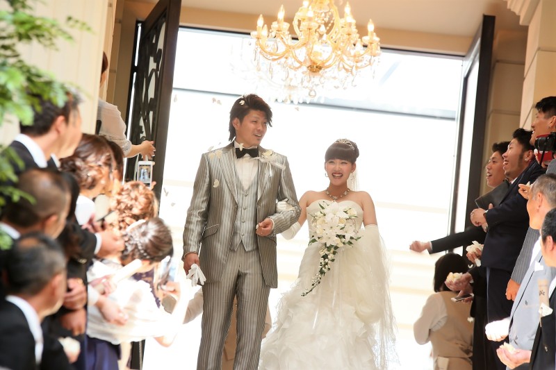 フラワーシャワーで祝福