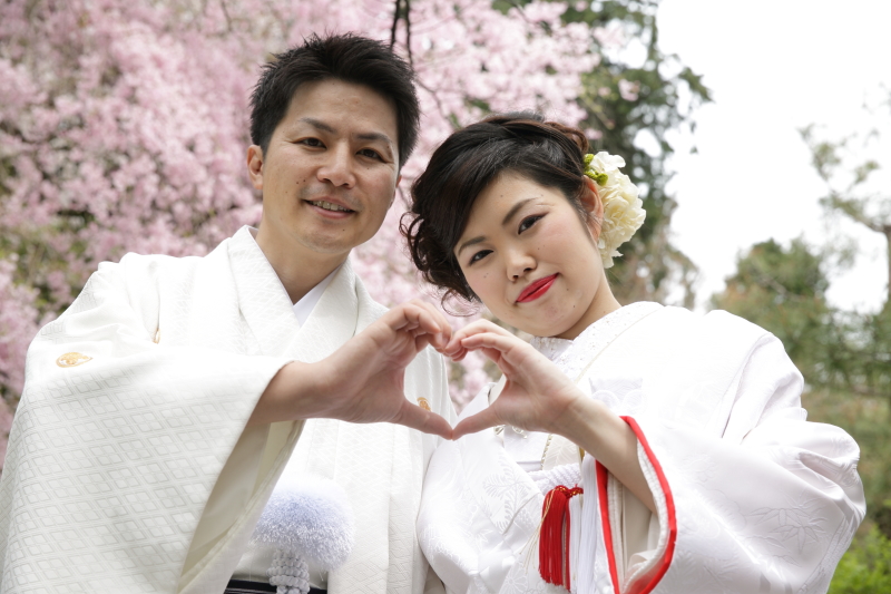 満開の桜の前で