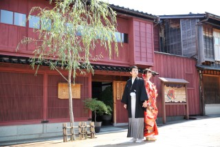 茶屋街散策で色打掛と白無垢を