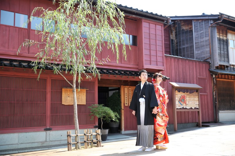 茶屋街散策で色打掛と白無垢を