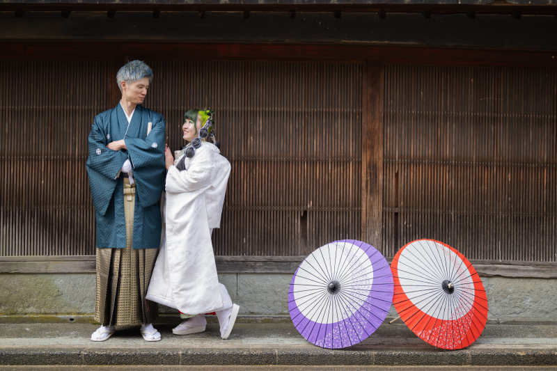 格子戸の前で