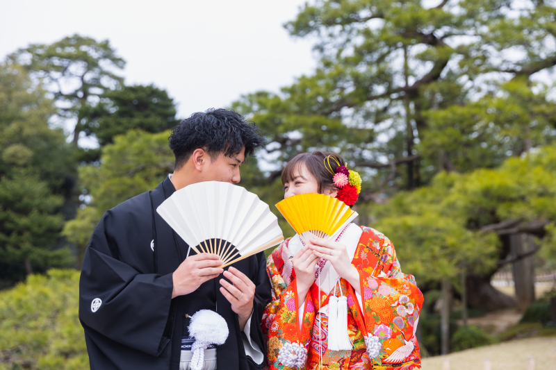 扇子を使って