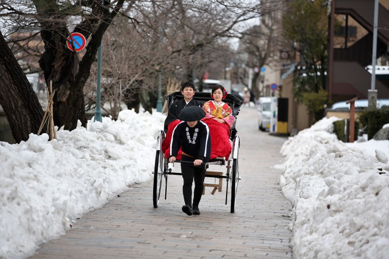 移動は人力車で