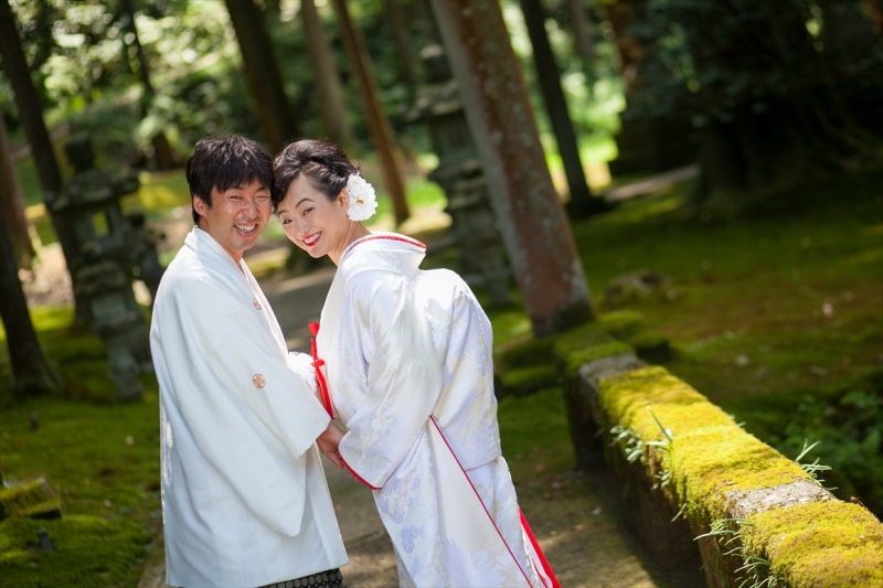 苔に白無垢が映えます