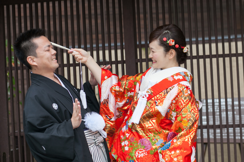 格子戸の前で仲よく♡