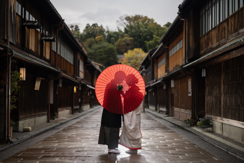 和傘を使って撮ってみました。シルエット写真。雨上がりのひがし茶屋街は美しすぎます！