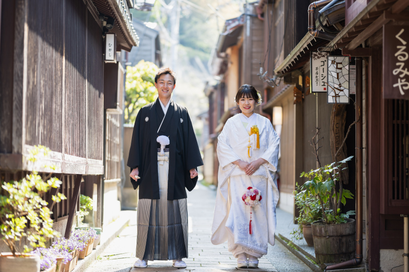 【レギュラープラン】和装＆洋装　お2人のイメージに合わせ和装1か所、洋装1か所のロケ地を選べます。