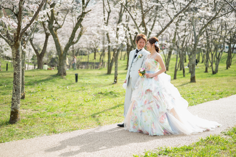 【桜限定ロケーションプラン】洋装でも桜ロケ。400年の森。