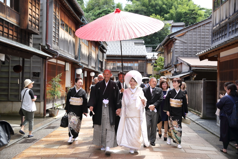 【神社婚+ロケプラン】白無垢と色打掛撮影!神社で白無垢で結婚式+色打掛でひがし茶屋街又は兼六園ロケ撮影+集合写真撮影のセット