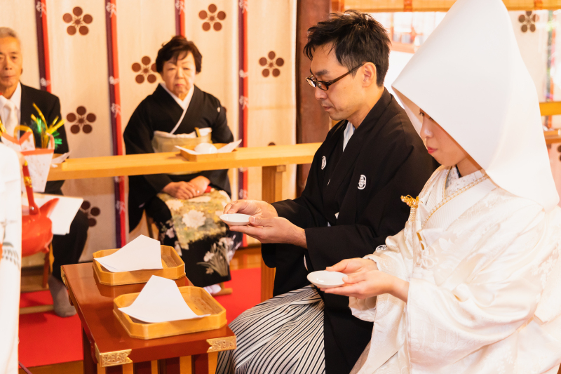 【神社婚プラン】白無垢と色打掛!希望の神社で白無垢で結婚式+境内で色打掛ロケ撮影+集合写真撮影のセット 親族友人の参列もOK