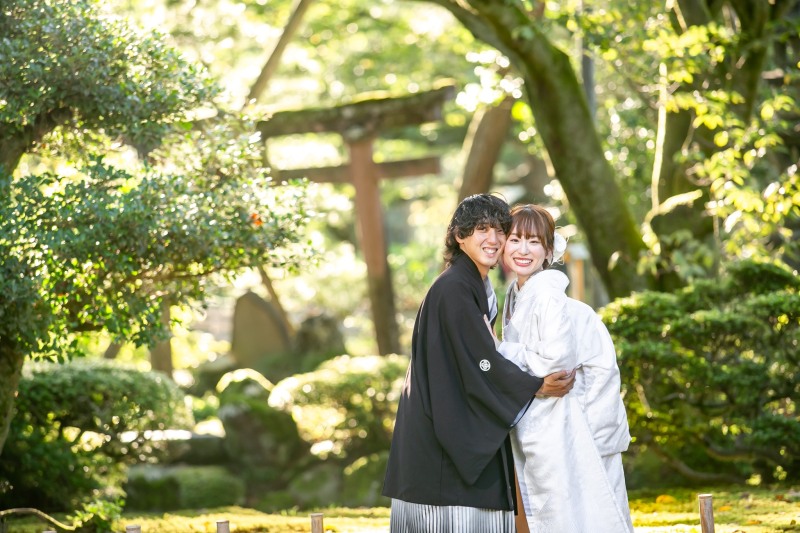 孔雀に草花