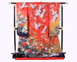 18 菊牡丹に鶴飛翔