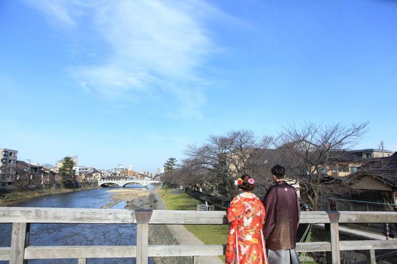 青空をバックに