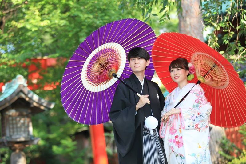 番傘を使用しながら