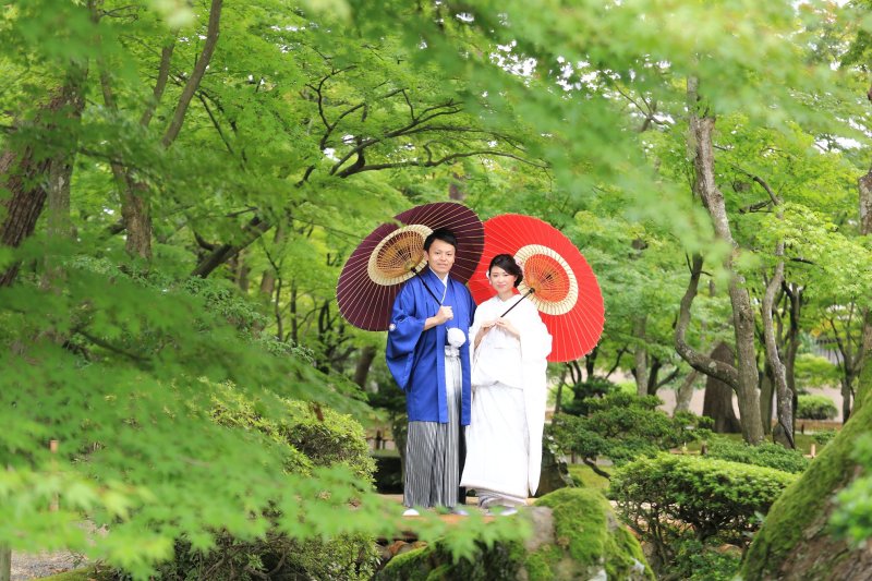 番傘を持ちながら