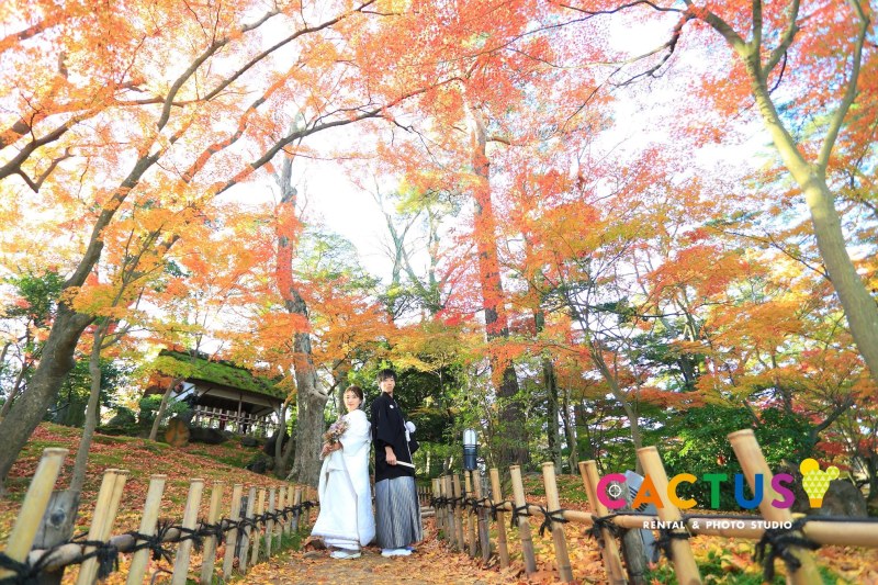 山崎山の紅葉の中で