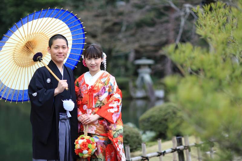 灯籠をバックにして