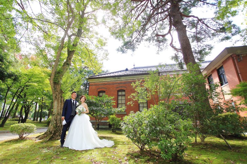 緑とモダンな建物を背景に