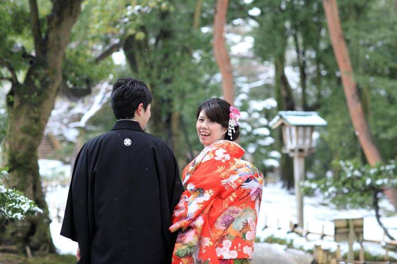 ちらっと振り向きながら