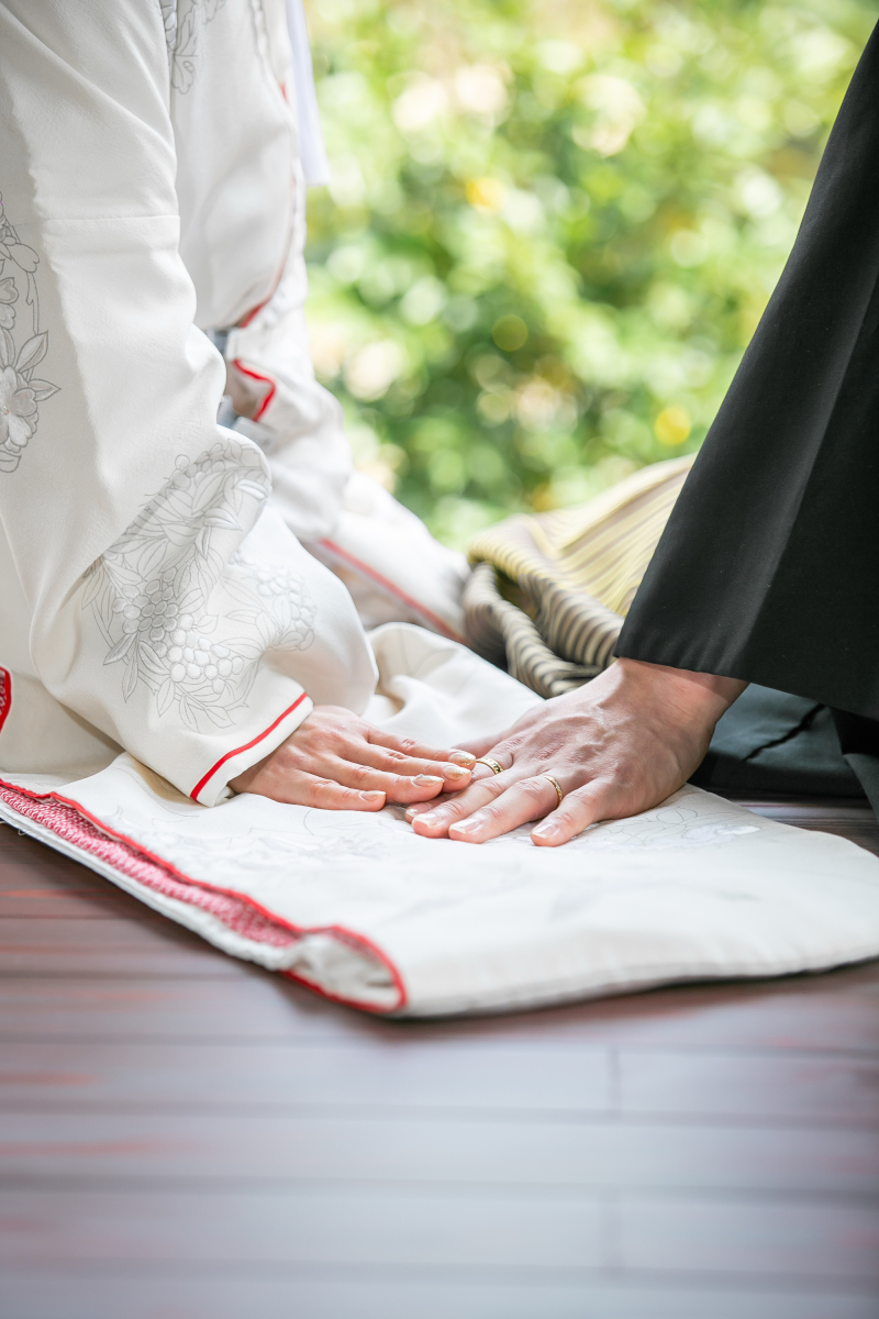 重なり合う両手