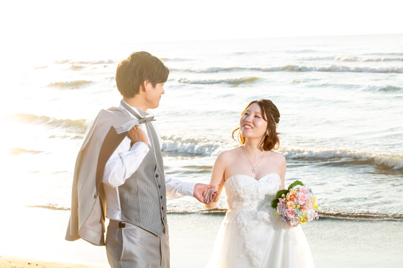 海岸を歩く楽しげなお二人