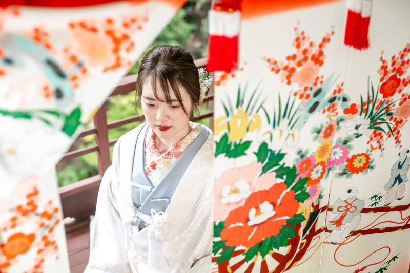 花嫁のれん越しに