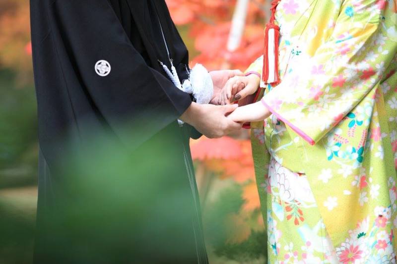 手をとりあって