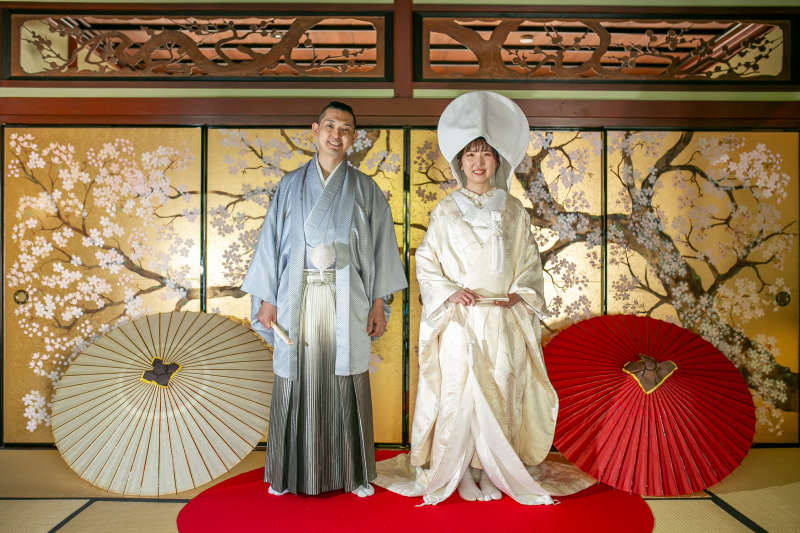 当店自慢の金襖を背景に