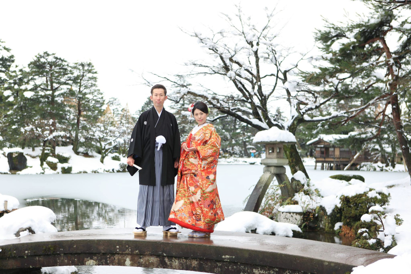 いつものことじ灯籠前も...