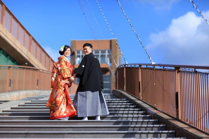 振り向きながら♪