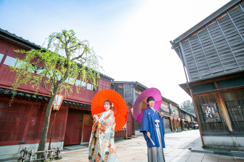 柳の木を背景に