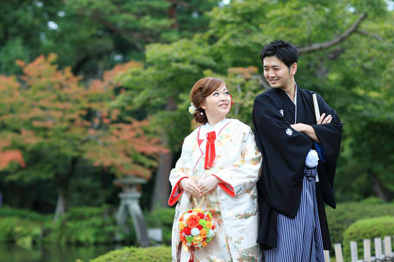 チラッと見つめ合い