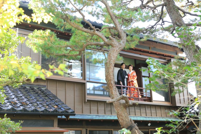 金沢町家スタジオの窓辺にて