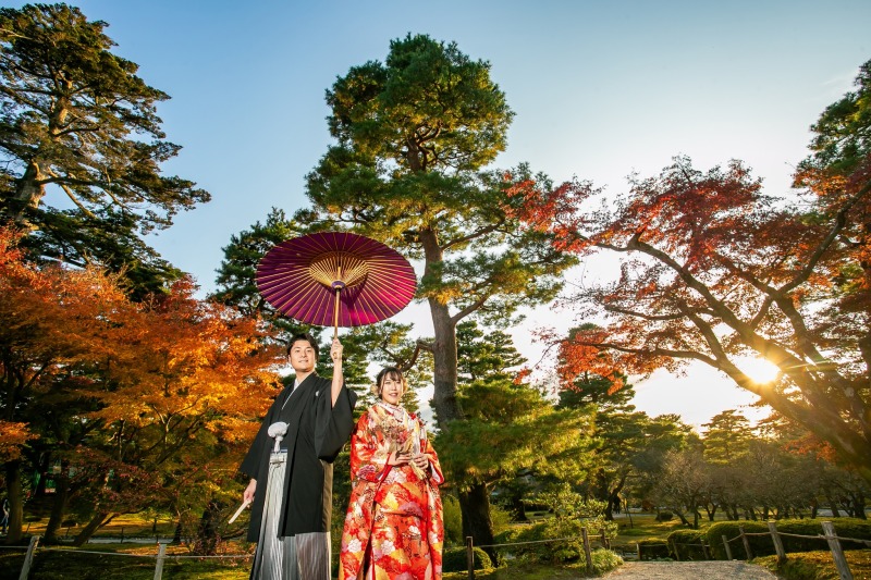 真紅に染まる 木々を背景に