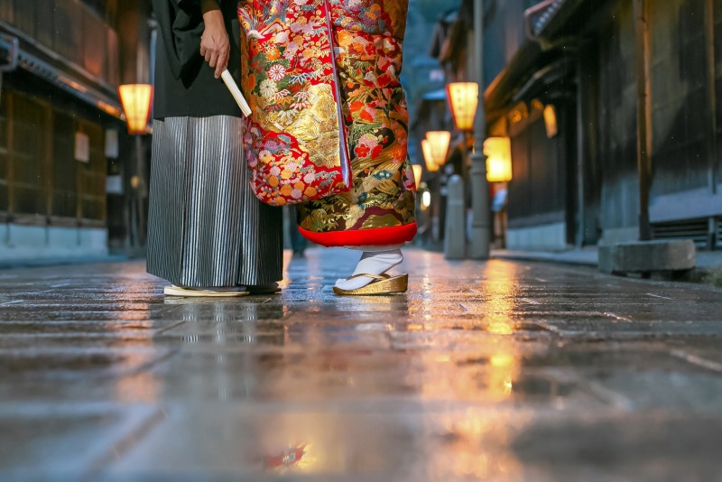 石畳に反射する薄明かり