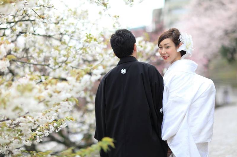 振り向きながら♪