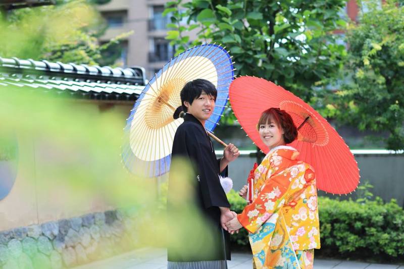 振り向きながら