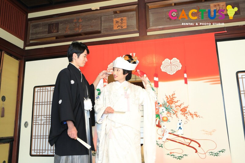 花嫁のれんをくぐりながら