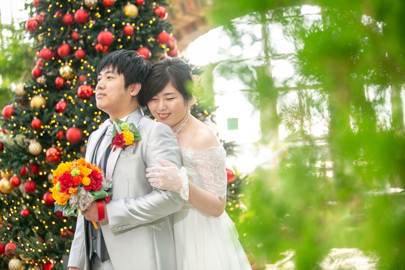 大きなクリスマスツリーとともに