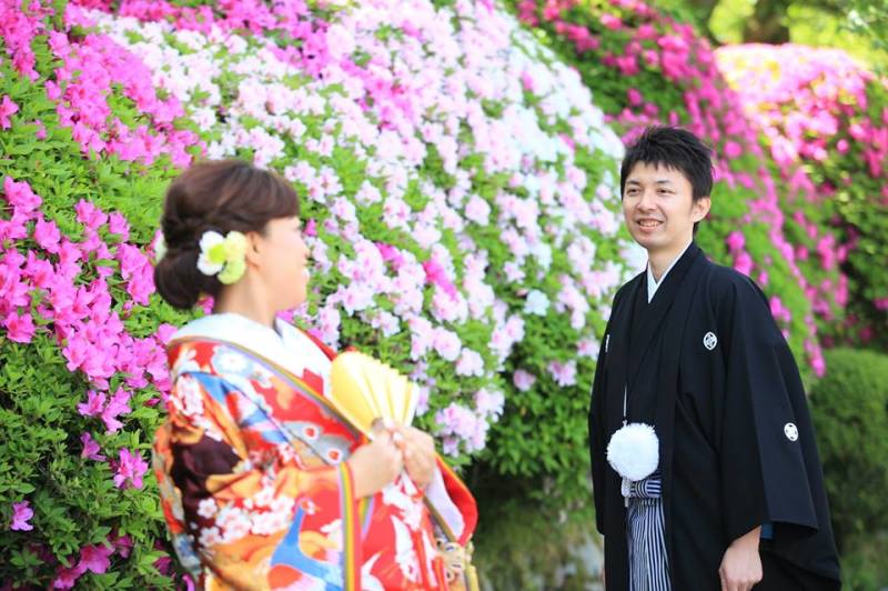 ツツジをバックに