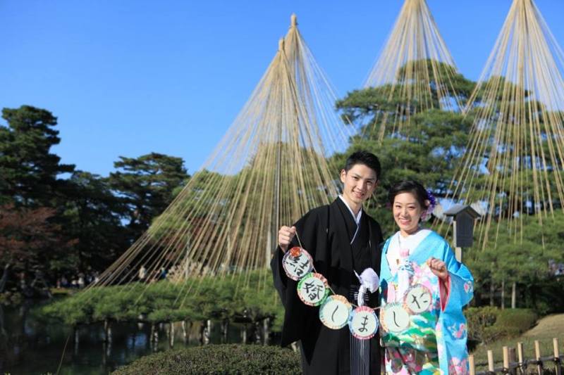 雪吊りをバックに