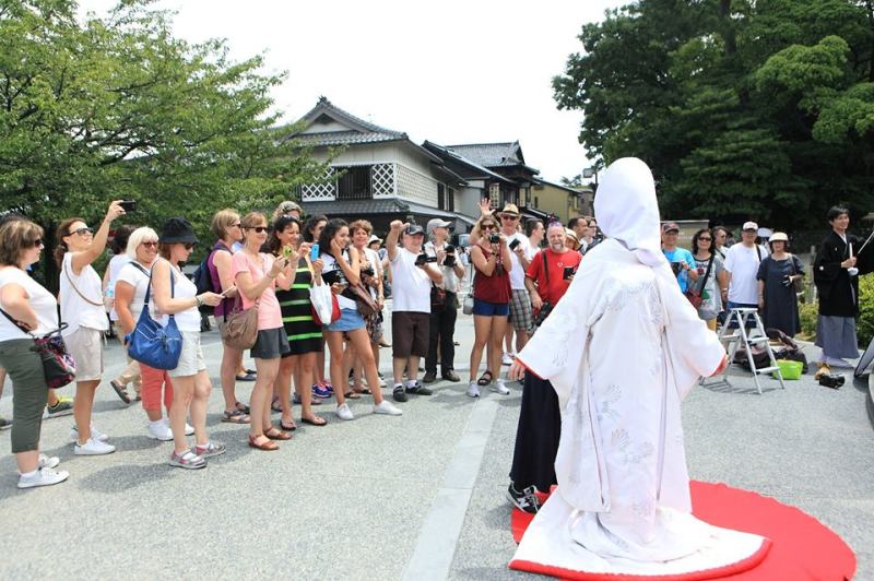 観光客に囲まれながら