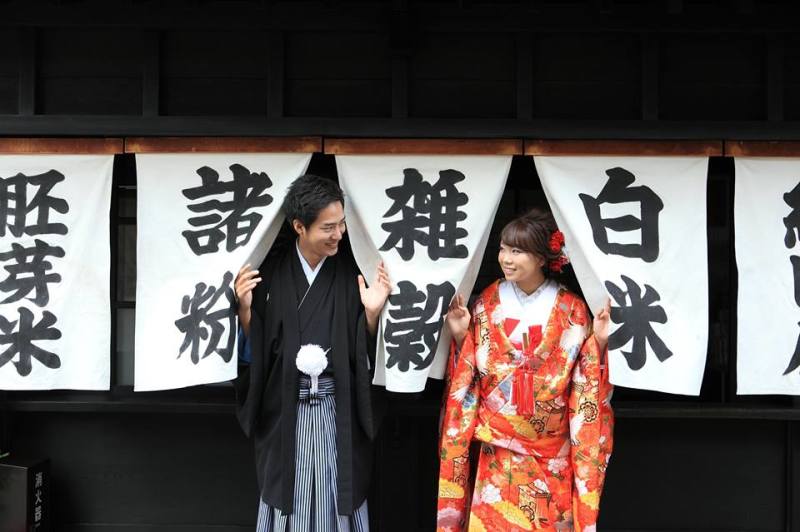 暖簾の間からこんにちは！