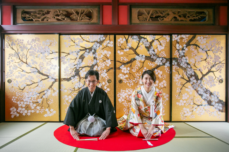 金沢金箔の襖を背景に